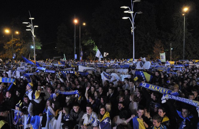 Navijačka atmosfera na Trgu djece Sarajeva/ Foto: Anadolija