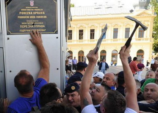 razbijanje ćirilićnih tabli u Vukovaru