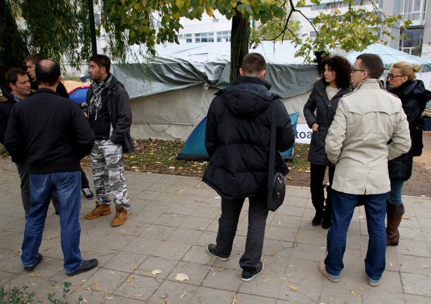 Dvadesetak građana izašlo na protest podrške djeci i roditeljima iz Konjević Polja / Foto: AA