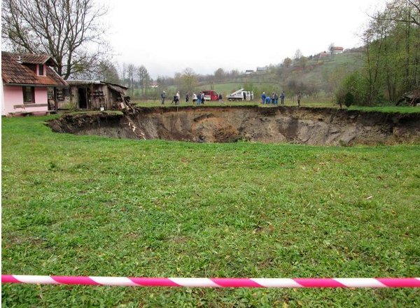 Jezero presušilo preko noći, ostala ogromna rupa/ Foto: Novovrijeme.ba