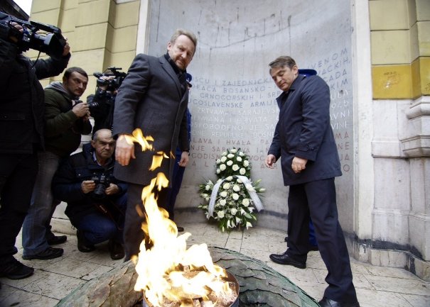 Bakir Izetbegović i Željko Komšić polažu cvijeće na Vječnu vatru/ Foto: AA