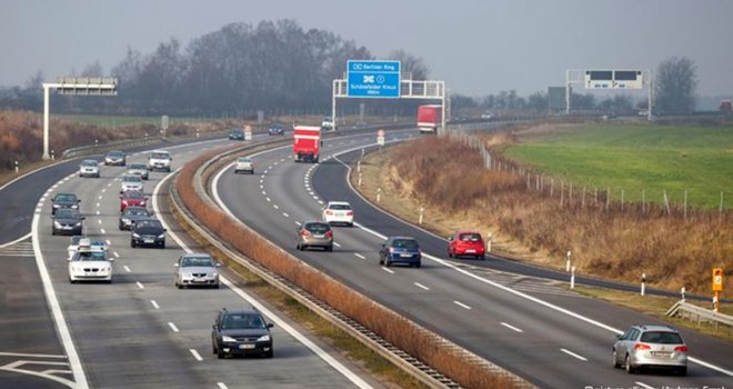 Budite oprezni zbog  kamenja na kolovozu, kao i  povećane opasnosti od klizišta