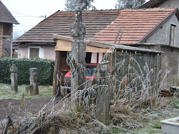 garaža na groblju