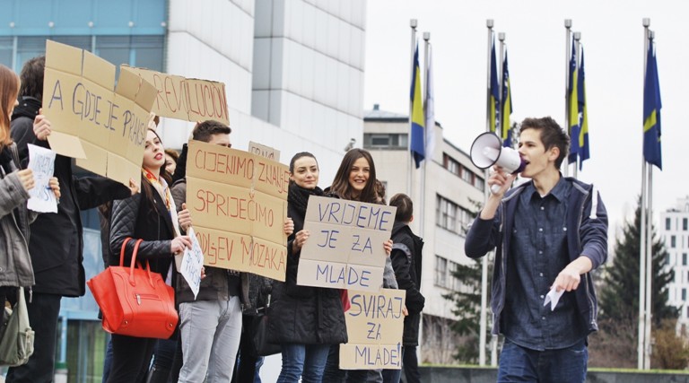 protest srednjoškolaca ispred Parlamenta/Foto: Anadolija