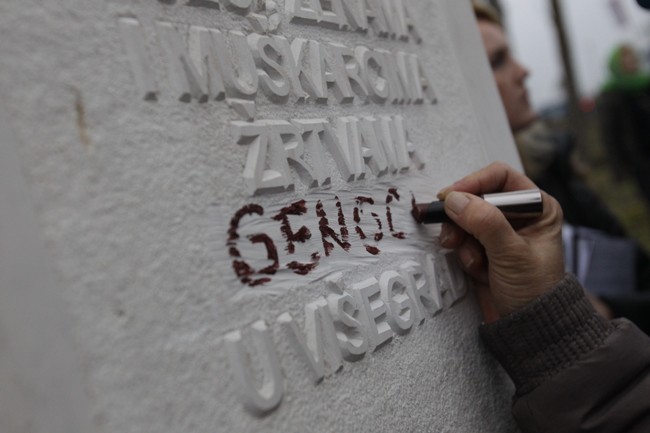 Žrtve ružom dopisale riječ 'genocid' na spomen-obilježju na mezarju Stražište/ Foto: AA