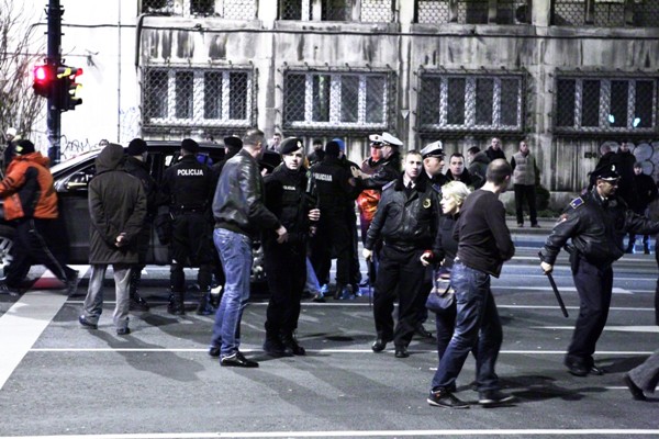 sukob demonstranata u blizini Skenderije