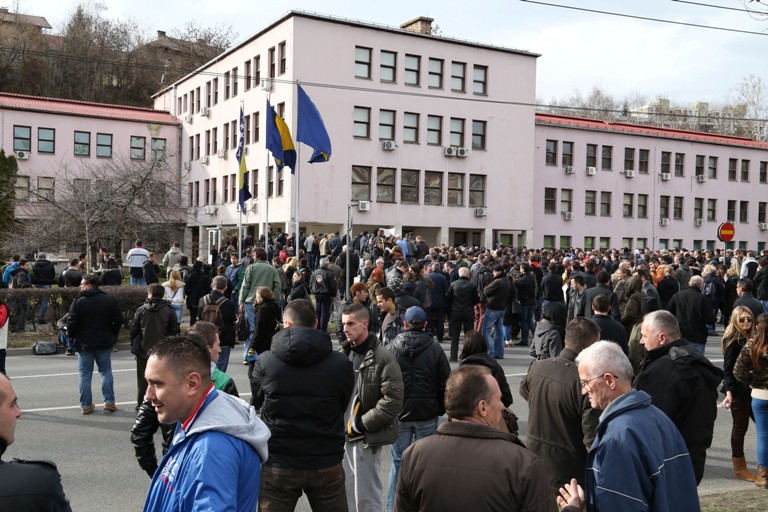 demonstranti ispred zgrade Vlade FBiH/Foto: Anadolija