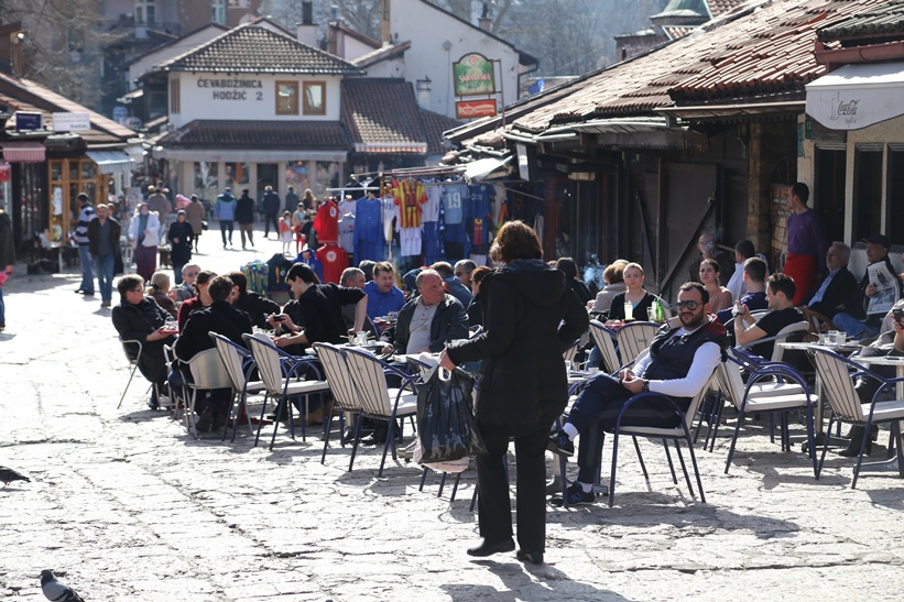 Sredina februara u baštama kafea/Foto: Anadolija