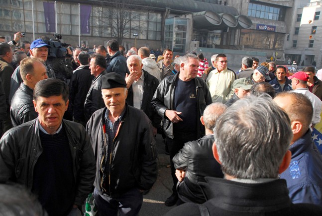 Oko 200 radnika propalih preduzeća na ulicama Tuzle/ Foto: AA