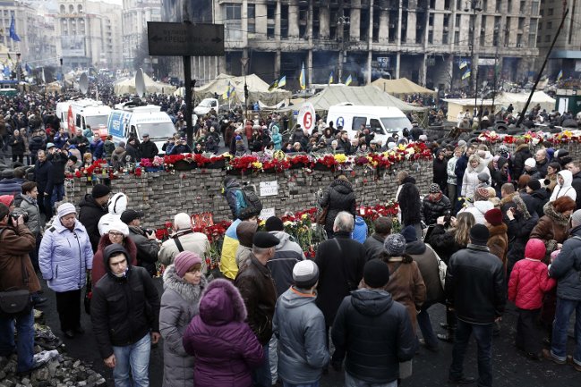 Cvijeće i svijeće za žrtve demonstracija u Ukrajini / Foto: AA