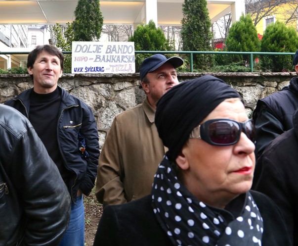 Članovi udruženja 'Švicarac' protestuju ispred Agencije za bankarstvo FBiH/ Foto: AA