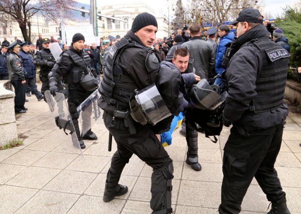 hapšenje demonstranta u Sarajevu/ Foto: AA