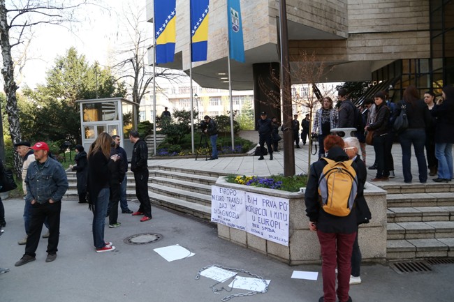 protest ispred zgrade Gradskog vijeća u Sarajevu/ Foto: AA