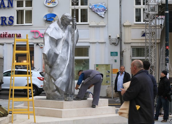 spomenik papi Ivanu Pavlu II u Sarajevu/ Foto: AA