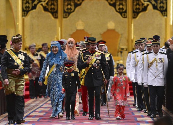 brunejski sultan s porodicom
