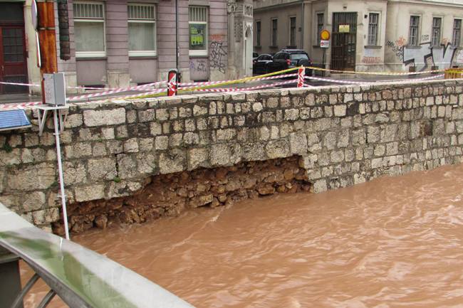 urušen zid između Ćumurije i Drvenije/ Foto: FENA
