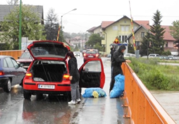 bacaju smeće u rijeku u Živinicama
