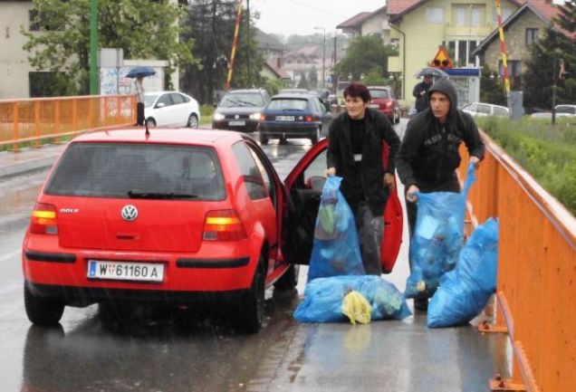 bacaju smeće u rijeku u Živinicama