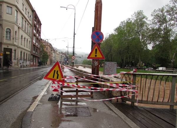 urušen zid između Ćumurije i Drvenije/ Foto: FENA