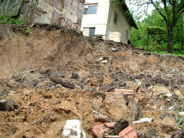 kuća u Medakovu na rubu klizišta