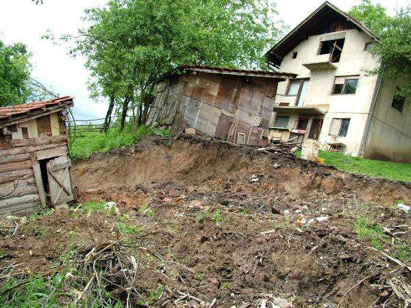 kuća u Medakovu na rubu klizišta