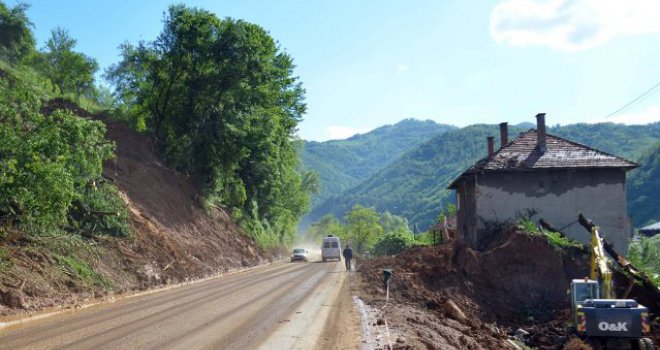 Na ovim putevima i dalje je obustavljen saobraćaj