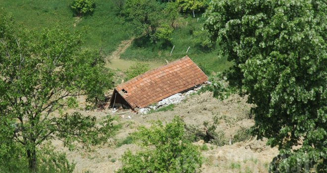 Drama u Kaknju: Klizište srušilo dvije kuće, tri osobe zatrpane u ruševinama!