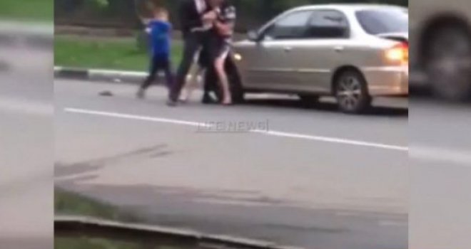 Bijesni vozač tukao mu oca, a onda se umiješao sin...