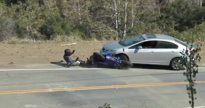 Motorist doslovno otklizao pod auto i završio ovako...