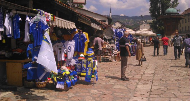Glavni grad BiH u znaku plave i žute boje, trgovci zadovoljno trljaju ruke