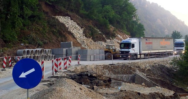 Puštena cesta u Kosovi kod Maglaja, saobraćaj se odvija jednom trakom