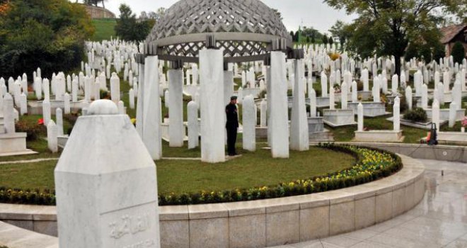 Na mezaru Alije Izetbegovića 38-godišnjak urezao riječ 'kašikara'