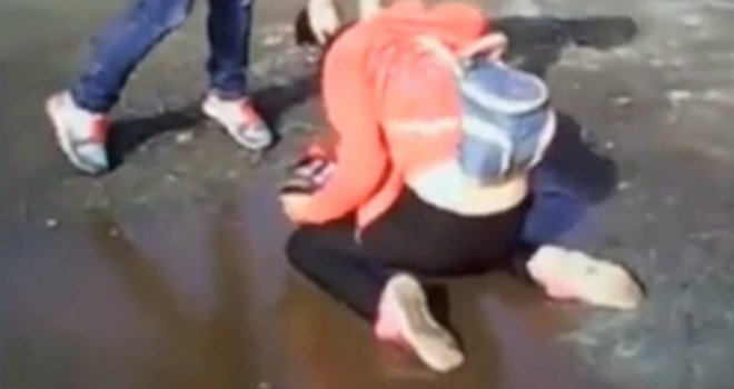 Nasilnice pretukle djevojčicu jer je prelijepa, pa je natjerale da pije vodu iz lokve