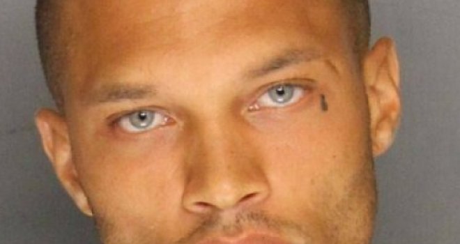 Dame uzdišu za njegovom ljepotom, a on plače u zatvoru i trpi maltretiranja od gangstera