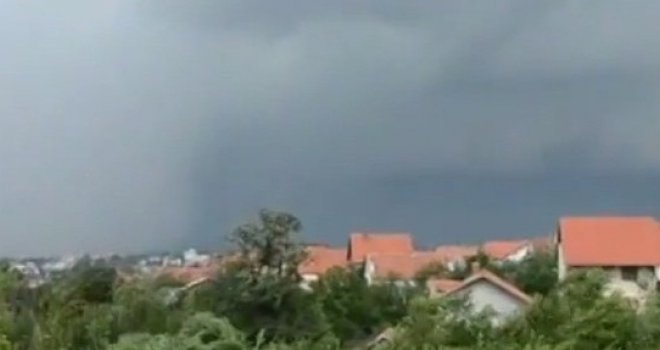 Tornado u Srbiji dizao krovove,  prevrtao automobile i cisterne
