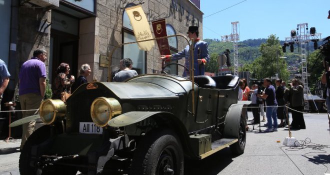 Prerušen u Franza Ferdinanda, 15-godišnjak atrakcija među turistima u Sarajevu