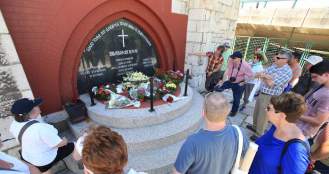 Članovi SPKD Prosvjeta položili cvijeće na grobove Gavrila Principa i pripadnika Mlade Bosne