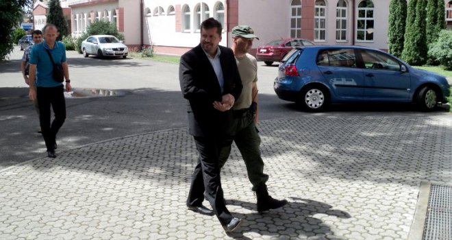 Mensuru Peljti oduzeti putne isprave i zabraniti da napušta boravište
