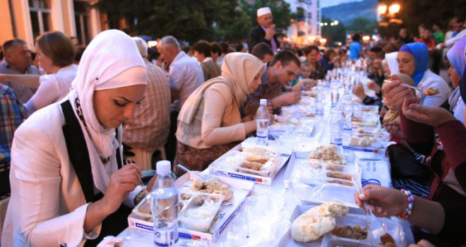 U Visokom na centralnom trgu iftarilo više od 2.000 osoba