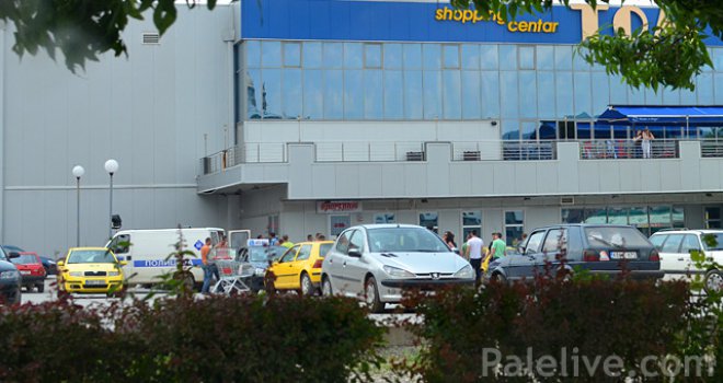 Muškarac bacio bombu ispred tržnog centra na Palama, dvije osobe ranjene