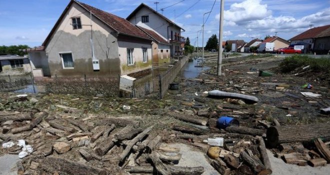 Muškarac koji se polio benzinom i zapalio smješten na UKC Tuzla: Ima opekotine na 80 posto tijela