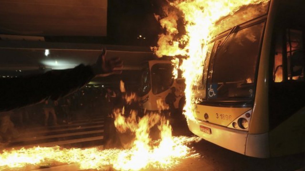 brazil-zapaljeni-autobusi2