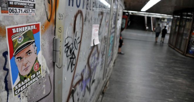 U centru Beograda osvanuli plakati 'Đenerale, hvala ti za Srebrenicu'!