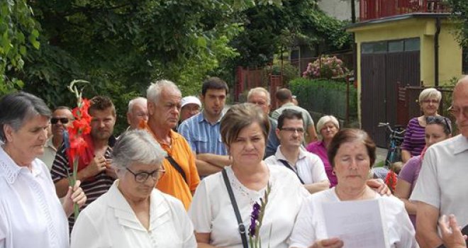 Banjalučani spustili cvijeće u Vrbas za ubijene Srebreničane i sve civilne žrtve rata u BiH