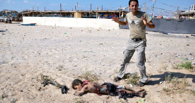 Uhvaćen trenutak kada izraelska bomba ubija četvero palestinske djece dok se igraju na plaži