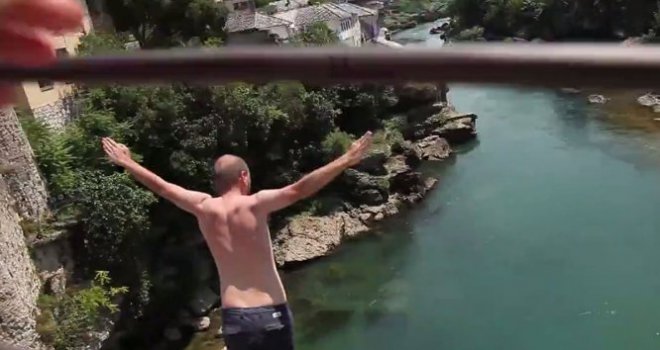 Pogledajte skok američkog turiste sa Starog mosta, koji je zamalo završio kobno