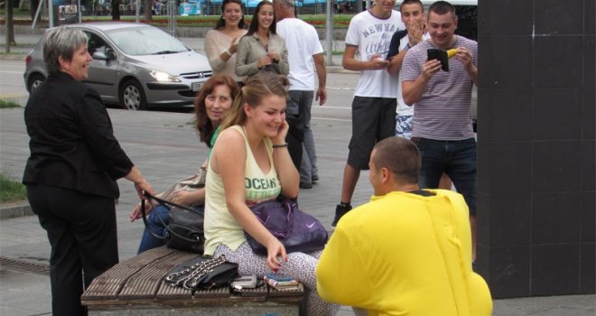 Pogledajte kako je teletabis na prepunom Trgu Krajine zaprosio lijepu Banjalučanku