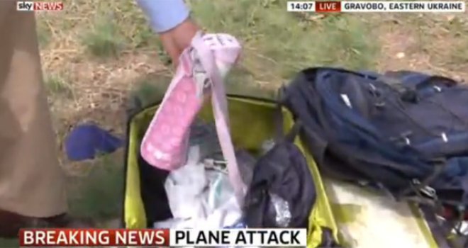 Voditelj Sky Newsa u javljanju uživo kopao po osobnim stvarima poginulih putnika