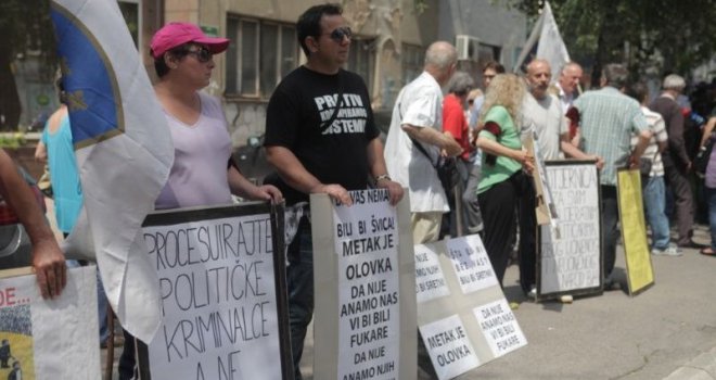 Dvadesetak građana izašlo na proteste: Korupcija od vrtića do najviših ustanova