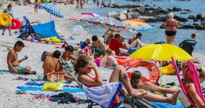 Potukli se zbog mjesta na plaži: Izmlatio ga kablom pred šokiranim kupačima